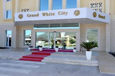 בית מלון כפרי Grand White City