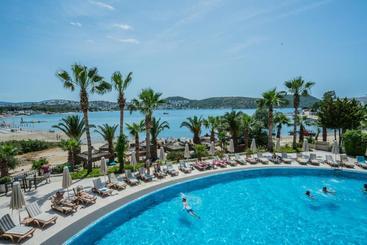 هتل Costa 3s Beach