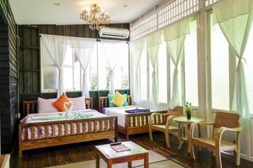 تختخواب و صبحانه At Rimnam Chan Hostel