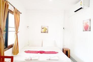 هتل Deng S Kamala Beach Guesthouse