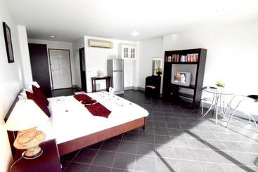 هتل Deng S Kamala Beach Guesthouse