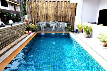 هتل Deng S Kamala Beach Guesthouse