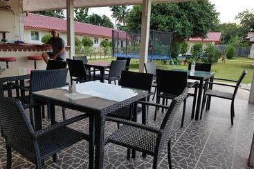 هتل Moon River Resort