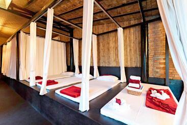 استراحتگاه The Privilege Hotel Ezra Beach Villas