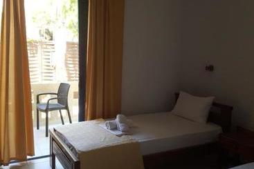 هتل Little Bay Apartments