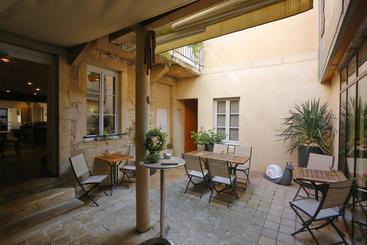 La Cour De La Paix