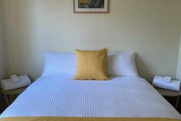 호텔 Wedderburn Caravan Park