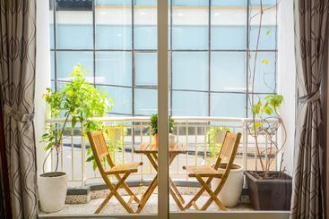 تختخواب و صبحانه The Nguyens Café Nhc