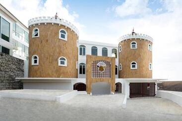 هتل Castle Patong Amazing Private Pool Villa In Great Location Of Patong
