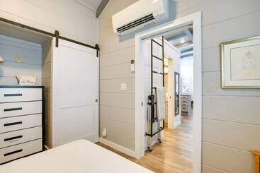 コテージ Chic Flat Rock Tiny Home: Pool Access!