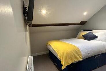 簡易ホテル Grapes Hotel, Bar & Restaurant Snowdonia Nr Zip World