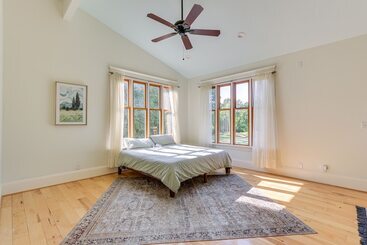 بيت ريفى Bright Bluemont Home W/ On Site Pond & Mtn Views!