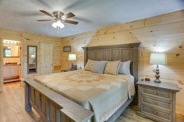 Сельский дом Mtn View Gem: Flat Rock Retreat W/ Deck & Grill!
