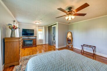 コテージ Dobson Farmhouse W/ Scenic Porch   Near Vineyards!
