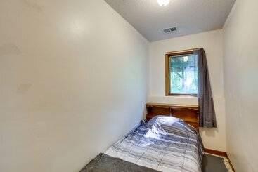 별장 Faribault Home W/ Deck Near Cedar Lake Boat Ramp!