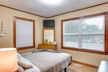 بيت ريفى Multi Level Bonneau Cabin: Walk To Lake!