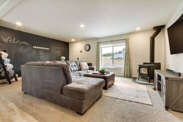 קוטג'' Riverfront Helena Retreat W/ Small Dock + Kayaks!