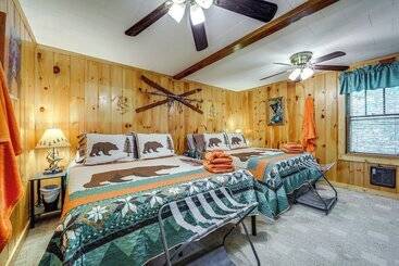 کلبه Pet Friendly Creekside Cabin W/ Pool Access!