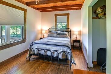 コテージ Secluded Campton Cabin W/ Views & Cozy Fireplace!