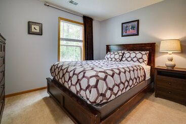 별장 Spacious Maple Grove Retreat W/ Playground!