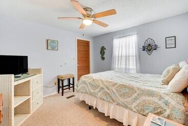 コテージ Surfside Beach Home W/ Community Perks Near Ocean!