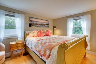 별장 Charming + Updated Villas Home W/ Backyard!