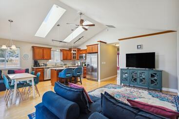 کلبه Cheery Tacoma Vacation Rental: 7 Mi To Owen Beach!