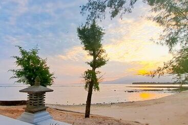 هتل Gili Beachfront Suites