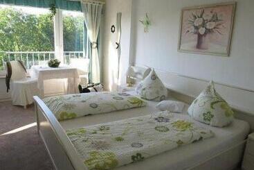 مبيت وإفطار Gaestehaus Jagsttalblick