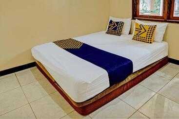 ホテル Spot On 93107 Homestay H. Syarif Syariah   Bandar Gresik