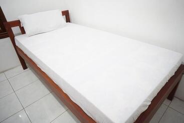 ホテル Oyo Life 93038 Kost Putra Malilah