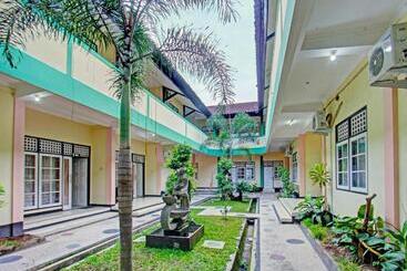 پانسیون Unram Guest House