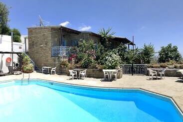 پانسیون Adamos Studio Hotel Apartments