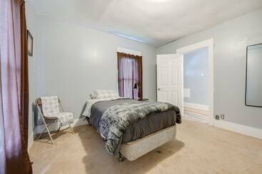 بيت ريفى Centrally Located Albion Home With Screened Porch!