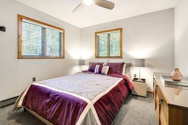 קוטג'' Gorgeous Bushkills Lodge W/ Pool Access!