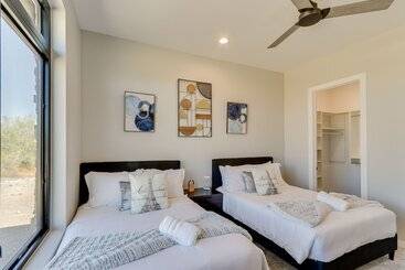 بيت ريفى Luxurious Desert Oasis: Fireplace & Private Pool!