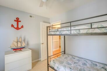 コテージ Oak Island Home W/ Screened Porch ~ 1 Mi To Beach!
