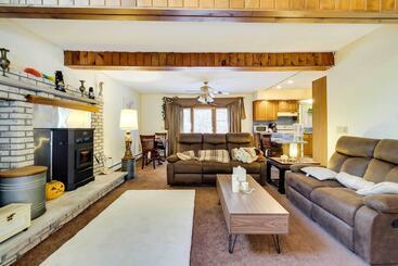 کلبه Tobyhanna Abode W/ Golf & Pool Access!