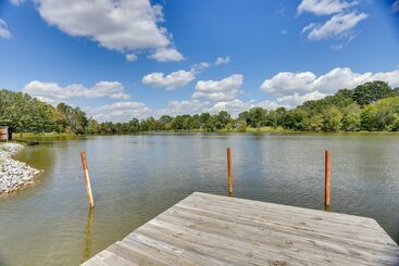 Сельский дом Lakefront Alabama Escape W/ Boat Dock & Fire Pit!