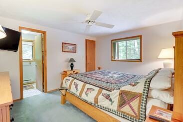 Сельский дом Lake Access & Decks: Pet Friendly Poconos Cabin!