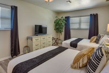 Сельский дом Sunny Home W/ Yard ~ 7 Mi To Anna Maria Island!