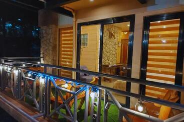 膳宿费 Family World Transhotel: Jemimah & Abraham