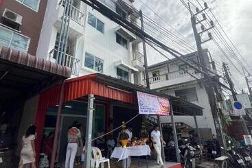 هتل آپارتمان The Rich Patong