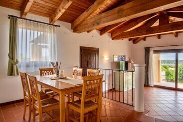 מלון דירות Villas With Air Conditioning And Shared Pool, Just A Few Minutes From La Pelosa Beach