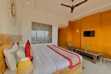 فندق Barog Hill Top Inn