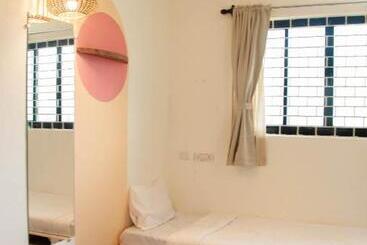 מלון כמוסות Zente Cafe & Stays