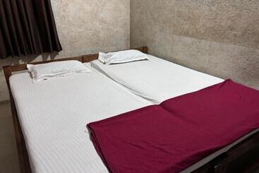 Отель Staymaker Naik Residency