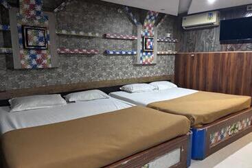 Staymaker Hotel Raj Empire