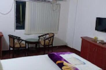 Отель Midway & Zaika Restaurant Bihar