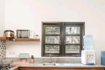 펜션 Cozy Room With Pool Walking Distance To Beach